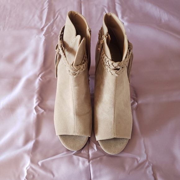 NWOB XOXO Belina Bootie Taupe - Picture 5 of 6